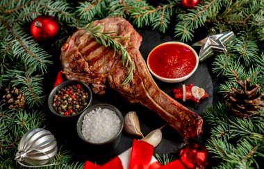 Ahşap bir masada ızgara et ve baharat..