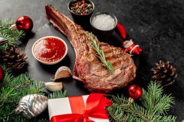 Baharatlı ızgara biftek ve ahşap masada biberiye.