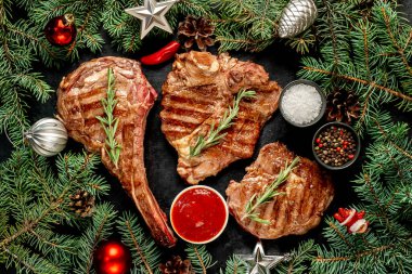 Siyah arka planda baharatlı ve sebzeli ızgara et. en üstteki görünüm.