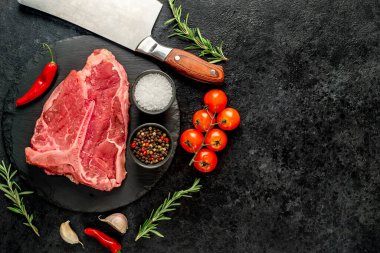 et ve sebzeler siyah zemin üzerinde, üst görünüm