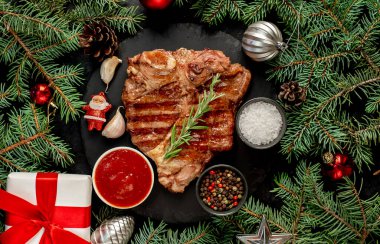 Siyah arka planda baharatlı ve sebzeli kızarmış tavuk. en üstteki görünüm.