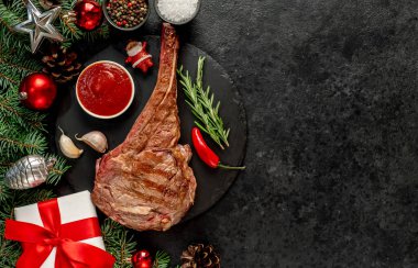 Ahşap bir masada baharatlı ve sebzeli ızgara et. en üstteki görünüm.