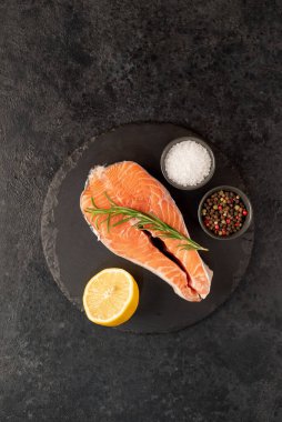 Limonlu ve biberiyeli çiğ somon filetosu. en üstteki görünüm.