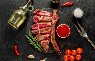 Tahtada baharat ve otlarla ızgara biftek..