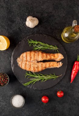 Limonlu ve biberiyeli çiğ somon filetosu. en üstteki görünüm.