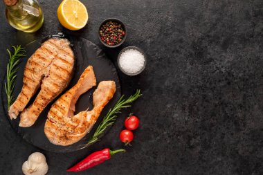 Limonlu ve biberiyeli ızgara somon bifteği. Üst Manzara. Metnin için boş yer.