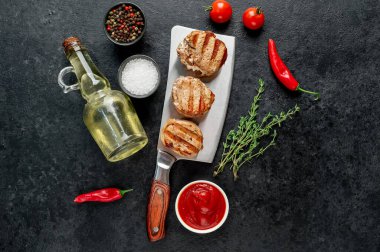 Siyah arka planda ızgara et ve sebze. Üst Manzara. Metnin için boş yer.