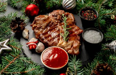 Ahşap bir masada baharatlı ve sebzeli ızgara et.