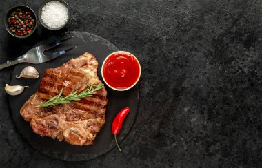 Baharatlı ızgara biftek ve siyah taşlı biberiye.