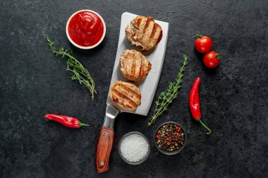 Siyah arka planda ızgara et ve sebze. Üst Manzara. Metnin için boş yer.