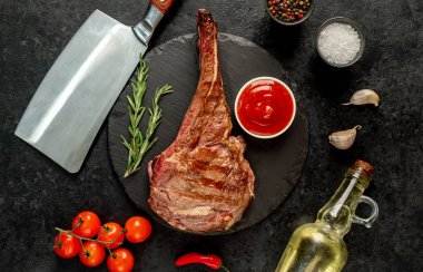 Ahşap bir tahtanın üzerinde baharatlı ve otlu ızgara et. en üstteki görünüm.