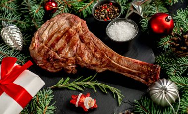 Ahşap bir masada baharatlı ve sebzeli biftek.