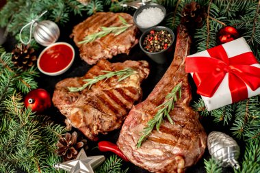 Tahta bir masada et ve sebzelerle yılbaşı yemeği.