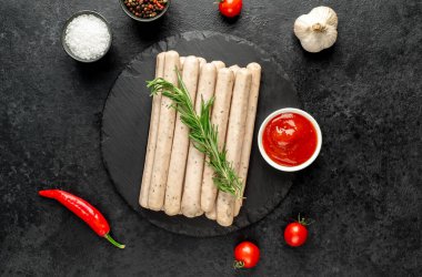 Koyu bir arka planda çiğ et ve sebzeler. Üst Manzara. Metnin için boş yer.