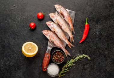 Siyah arka planda baharatlı ve otlu çiğ et. Üst Manzara. Metnin için boş yer.