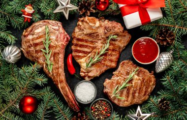 Siyah arka planda baharatlı ve sebzeli ızgara et. en üstteki görünüm.