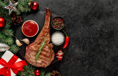 Siyah arka planda baharatlı ve sebzeli ızgara biftek. en üstteki görünüm.