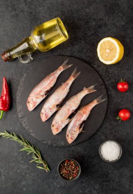 Sebzeli çiğ somon filetosu ve siyah arka planda baharat. Üst Manzara. Metnin için boş yer.