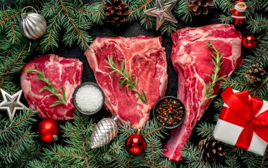 Noel arkaplanı köknar dalları, kozalaklar, baharatlar ve kar.