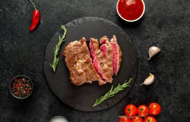 et ve sebzeler siyah zemin üzerinde, üst görünüm