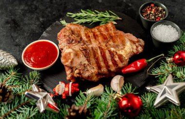 Ahşap bir masada sebzeli ve baharatlı ızgara et.