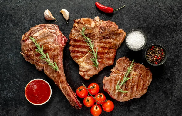 Grillezett Marhahús Steak Zöldségek Fűszerek Fekete Háttér — Stock Fotó