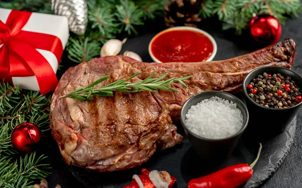 Carne Parrilla Con Especias Verduras Mesa Madera —  Fotos de Stock