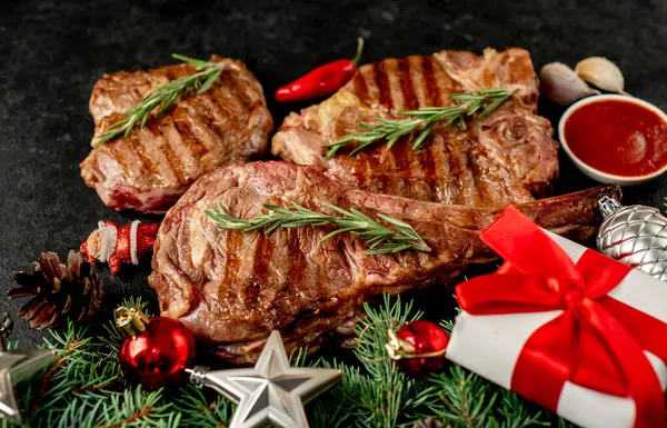 Filete Ternera Parrilla Con Especias Verduras Mesa Madera —  Fotos de Stock