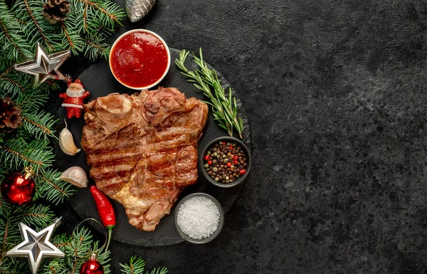 Siyah arka planda baharatlı ve sebzeli ızgara et. Üst Manzara. Metnin için boş yer.