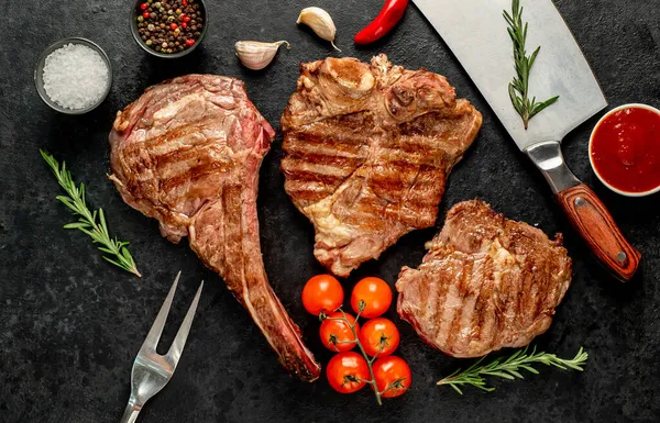 Sebze ve baharat siyah arka plan üzerine sığır eti biftek ızgara