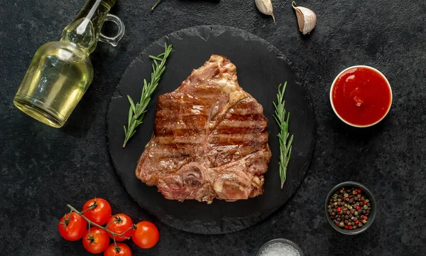 Grilovaný Hovězí Steak Rozmarýnem Kořením Černém Pozadí — Stock fotografie