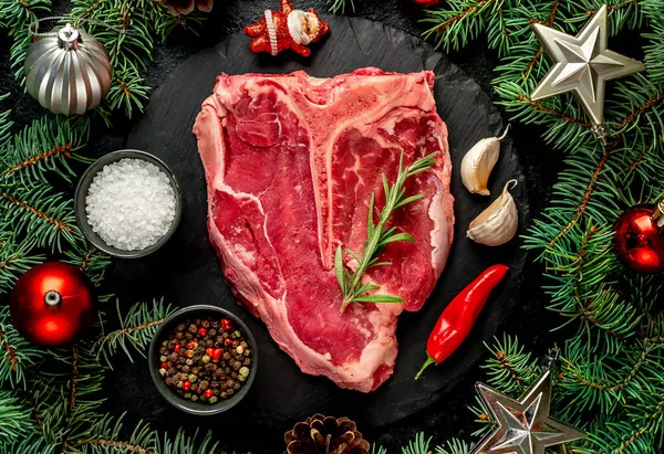 Filete Carne Cruda Con Especias Hierbas Sobre Fondo Negro —  Fotos de Stock