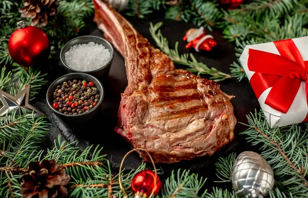Рождественский Ужин Жареное Мясо Специями Овощами Деревянном Столе — стоковое фото