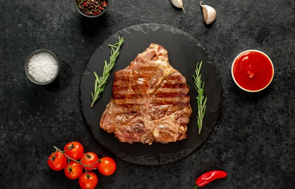 Grilovaný Hovězí Steak Kořením Bylinkami Černém Pozadí — Stock fotografie