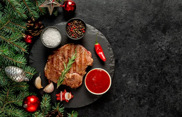 Gegrilltes Rindersteak Mit Gewürzen Und Rosmarin Auf Schwarzem Steinhintergrund Ansicht — Stockfoto