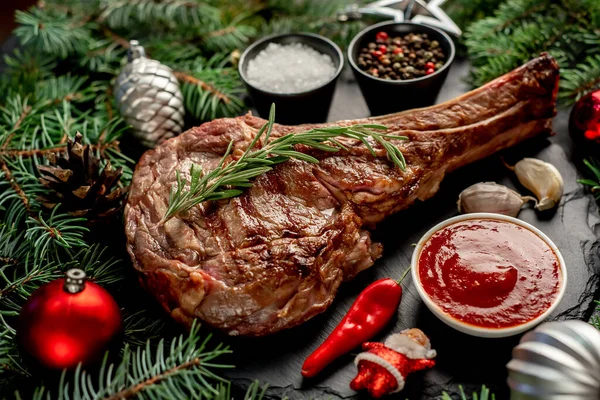 Filete Ternera Parrilla Con Especias Romero Sobre Mesa Madera —  Fotos de Stock