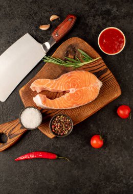 Sebzeli ve baharatlı çiğ somon filetosu.