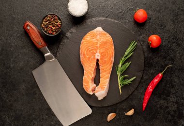 Sebzeli ve baharatlı çiğ somon filetosu.