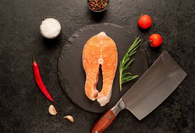 Sebzeli ve baharatlı çiğ somon filetosu.