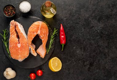 Siyah arka planda baharatlı çiğ somon bifteği.