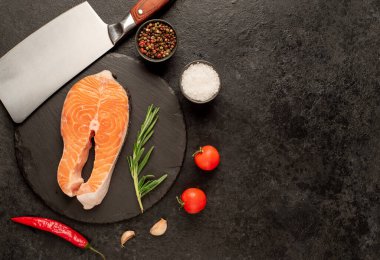 Sebzeli ve baharatlı çiğ somon filetosu.