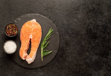 Sebzeli ve baharatlı çiğ somon filetosu.