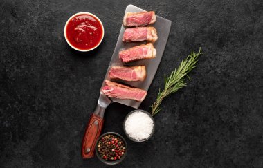 Kasap satırında ızgara biftek.