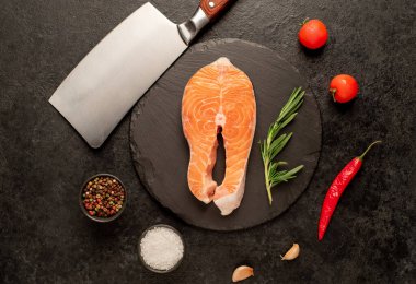 Sebzeli ve baharatlı çiğ somon filetosu.