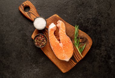 Sebzeli ve baharatlı çiğ somon filetosu.