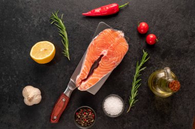 Siyah arka planda baharatlı çiğ somon bifteği