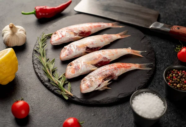 Peixe Cru Com Especiarias Fundo Preto — Fotografia de Stock