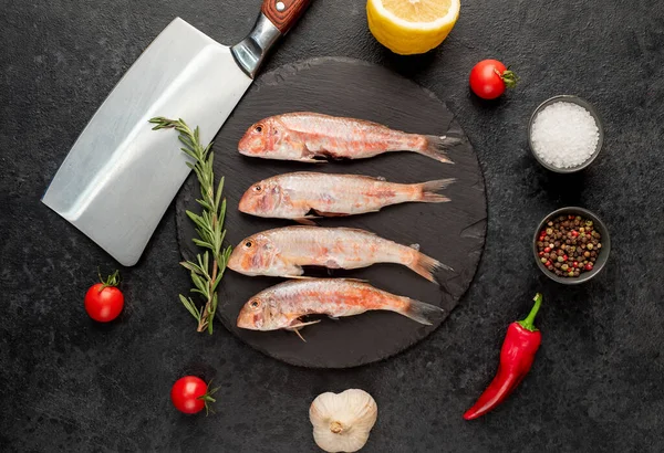 Rauwe Vis Met Specerijen Zwarte Achtergrond — Stockfoto