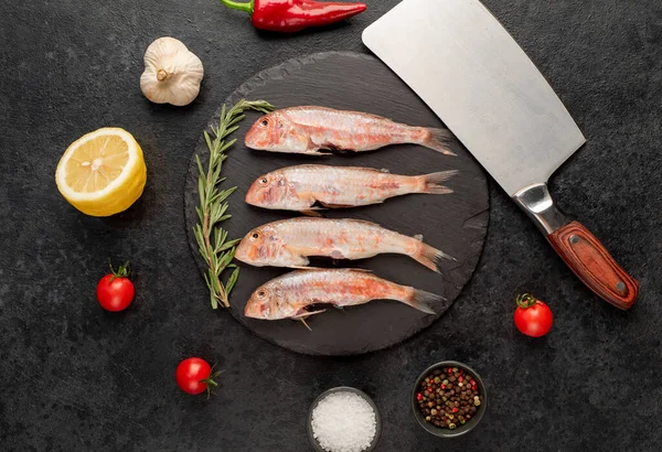 Fisk Med Kryddor Svart Bakgrund — Stockfoto
