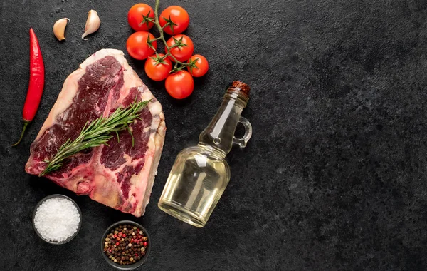 Rauwe Rund Bone Steak Met Specerijen Kruiden Zwarte Achtergrond — Stockfoto